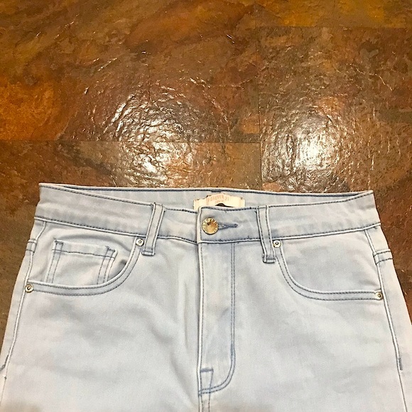 🆕FOREVER 21/LIGHTWASH HIGHRISE/SKINNY/JEANS/EUC⭐️ - Picture 4 of 7